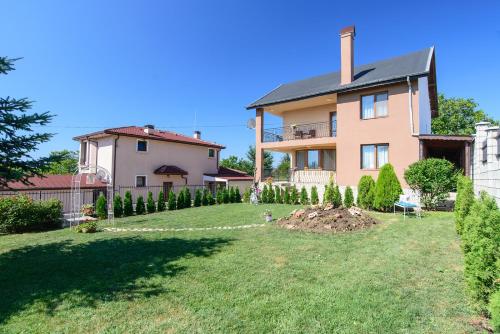 En have udenfor Villa Maja