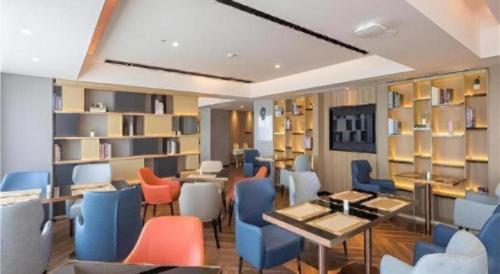 長沙市にあるEcharm Hotel Changsha Xiangya Fushanのダイニングルーム(椅子、テーブル、棚付)