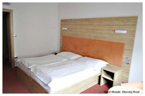 Postel nebo postele na pokoji v ubytování Hotel Monde