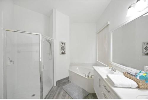 ein weißes Badezimmer mit Waschbecken und Dusche in der Unterkunft Wellington close to WEF, Polo retreat in Wellington