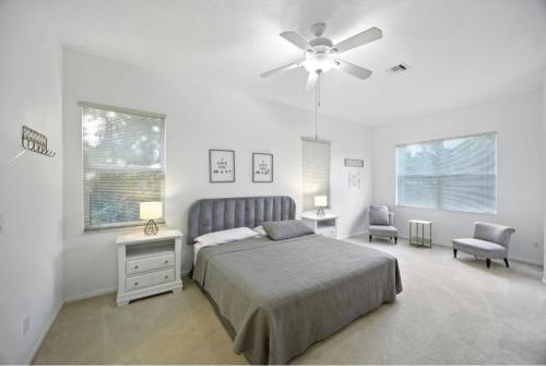 ein Schlafzimmer mit einem Bett und einem Deckenventilator in der Unterkunft Wellington close to WEF, Polo retreat in Wellington