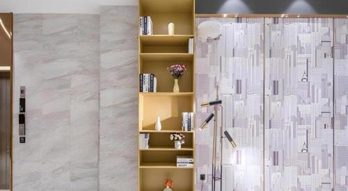 une salle de bain avec douche et étagère à livres dans l'établissement City Comfort Inn Liuzhou Liudong New District Hualing Youlinghui, à Luorong