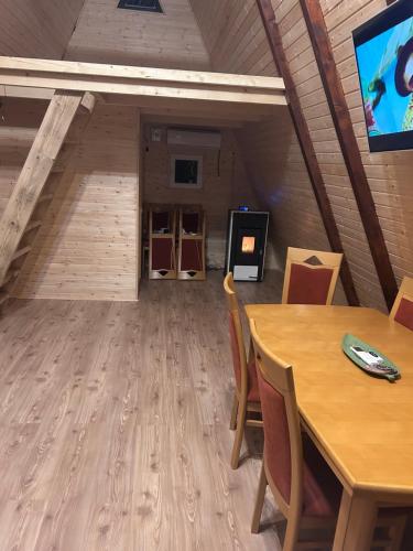 TV a/nebo společenská místnost v ubytování Cabana A Frame de pe Malul Iazului