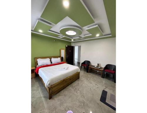 een slaapkamer met een bed en een plafond bij Ana SonamTsomu, Tawang in Tawang