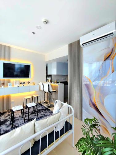 JTower Residences beside SM Jmall Mandaue في مانداوي سيتي: غرفة معيشة مع أريكة وطاولة