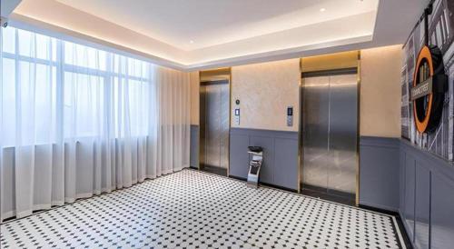 La salle de bains est pourvue d'un ascenseur et de carrelage. dans l'établissement City Comfort Premier Hotel Nanning Guangxi University Zoo Metro Station, à Nanning