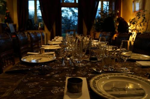 a long table with plates and glasses on it at B&B Girolles les Forges in Girolles