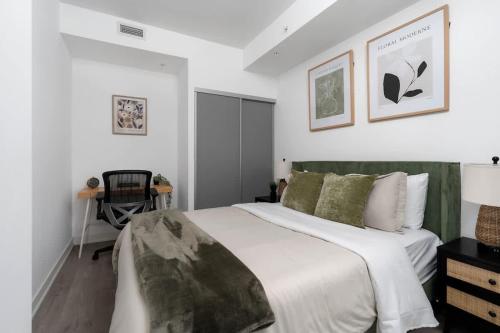 Ένα ή περισσότερα κρεβάτια σε δωμάτιο στο Chic Designer Downtown Condo with 3 Beds