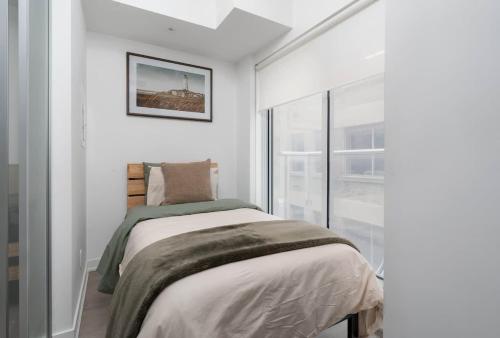 Ένα ή περισσότερα κρεβάτια σε δωμάτιο στο Chic Designer Downtown Condo with 3 Beds