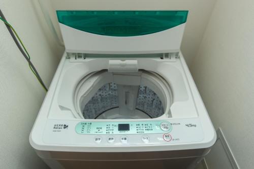 a washing machine with a green lid in a bathroom at #17 -シーフォルム京急蒲田- Entire Unit in Tokyo