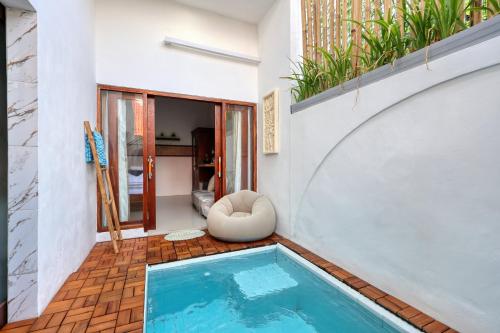 ein Swimmingpool mitten in einem Haus in der Unterkunft Rostin Mesari Villa in Nusa Penida