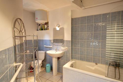 une salle de bain avec un lavabo, des toilettes et une baignoire dans l'établissement Appartement du Palais Longchamps, à Marseille