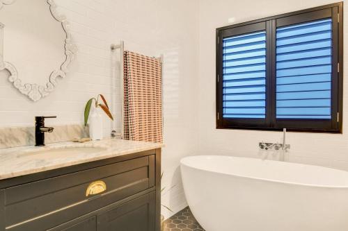 Kamar mandi di Waterfront-Bay View