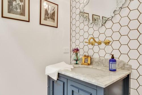 un baño con lavabo y espejo en Waterfront-Bay View, en Port Macquarie