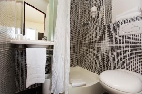 La salle de bains est pourvue de toilettes, d'un lavabo et d'une douche. dans l'établissement Hôtel Akena De Clermont-Creil, à Agnetz