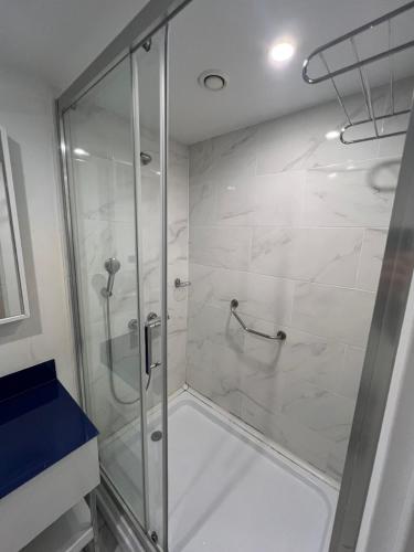 Ένα μπάνιο στο Batumi Orbi city Tower