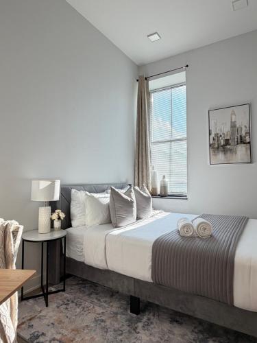 Ένα ή περισσότερα κρεβάτια σε δωμάτιο στο Downtown 4B2B Apt, Walk to PPAC & Convention Center