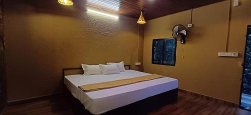 Ένα ή περισσότερα κρεβάτια σε δωμάτιο στο Tribal Hut Kanthalloor