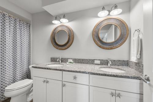 Vannituba majutusasutuses Family Tides - 2 Homes in 1 Steps to Beach w Rooftop Views Heated Pool Close to Bridge St