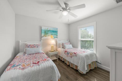 Voodi või voodid majutusasutuse Family Tides - 2 Homes in 1 Steps to Beach w Rooftop Views Heated Pool Close to Bridge St toas