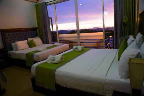 En eller flere senge i et værelse på Nelinsa Resort and Ayurveda Wellness Center