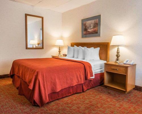 Postel nebo postele na pokoji v ubytování Quality Inn Royle