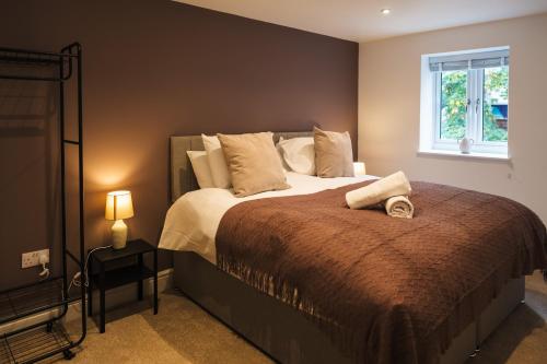 ein Schlafzimmer mit einem Bett und einem Fenster in der Unterkunft Hendford Heights - Modern & Central Apartments, Parking, Self Catering in Yeovil