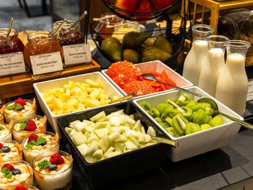 オポーレにあるメルキュール オポールのテーブルの上に並べられたさまざまな種類の食べ物のビュッフェ