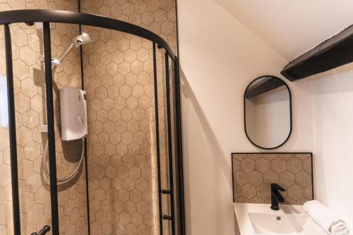 eine Dusche in einem Badezimmer mit Waschbecken und Spiegel in der Unterkunft Hendford Heights - Modern & Central Apartments, Parking, Self Catering in Yeovil