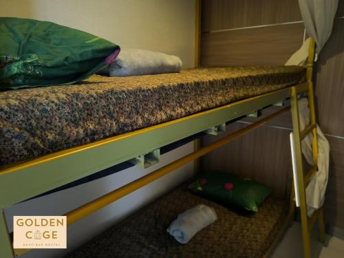 デンパサールにあるGolden Cage Heritage Hostelの部屋に二段ベッドがいくつかある