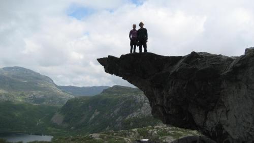 two people standing on top of a cliff at Gullingen Turistsenter in Gullingen