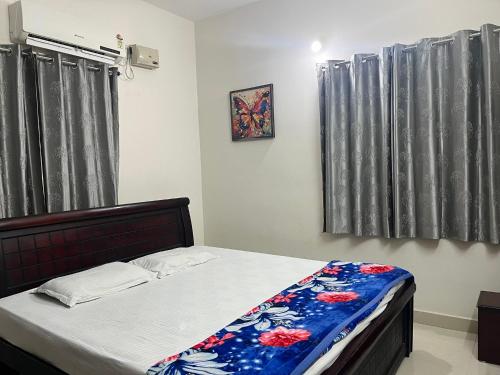 En eller flere senge i et værelse på 2 BHK Gachibowli AIG #202