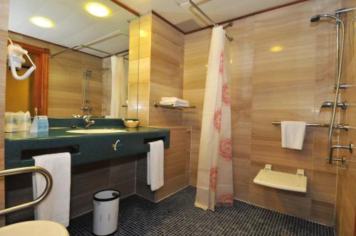 Ένα μπάνιο στο Hotel Zentral Center - Adults only