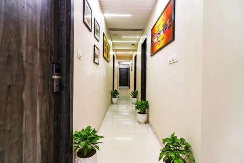 Un pasillo en un hospital con plantas en macetas. en FabHotel Grand Heritage - Nr BKC, en Bombay