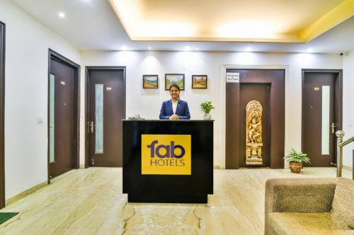 um homem parado num pódio num átrio em FabHotel Rallkmas Cyber City em Gurgaon