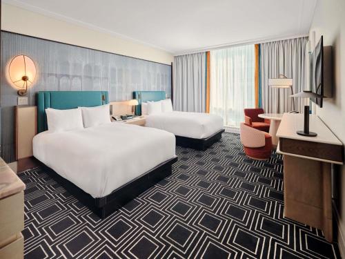 Cama ou camas em um quarto em Sofitel Montreal Golden Mile