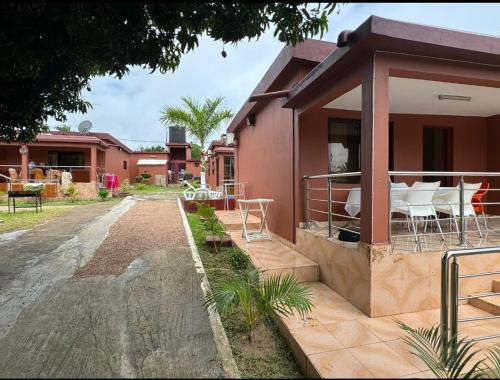 Vila Praia Do BileneにあるMagaia's Accomodationのパティオ付きの家