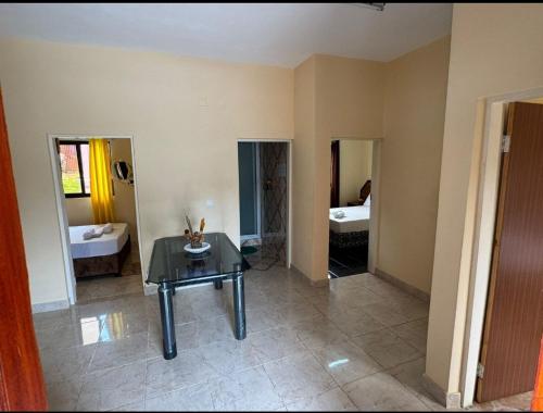 Vila Praia Do BileneにあるMagaia's Accomodationのテーブル付きの部屋、バスルーム付きの部屋