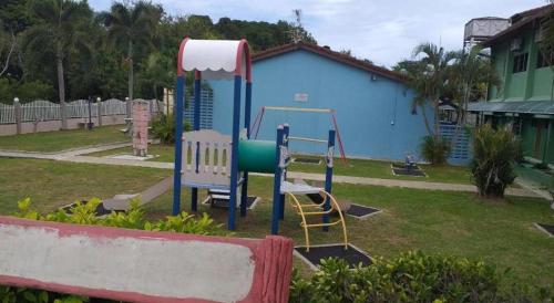 un parque infantil en un patio con un edificio azul en Mynubeholidays - NTCPD, en Kampong Tanah Merah