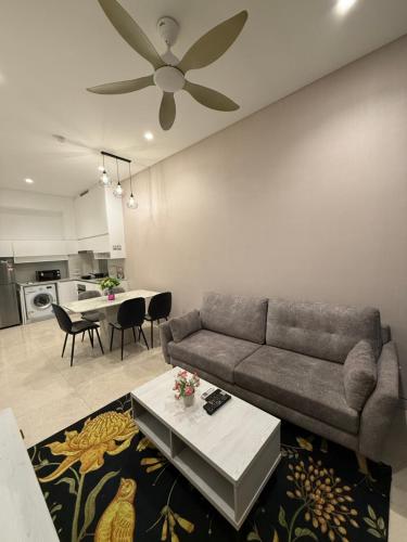 Ein Sitzbereich in der Unterkunft Lucentia Residence by global stay