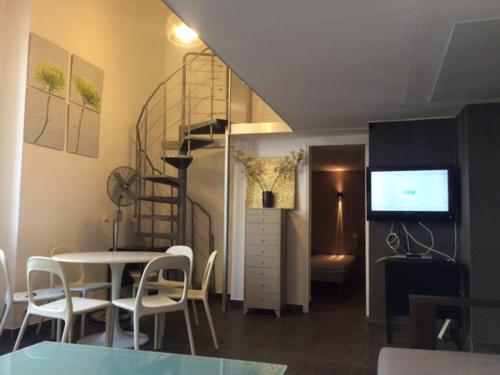 Cette chambre dispose d'un escalier en colimaçon, d'une table et de chaises. dans l'établissement Paschke, à Cannes