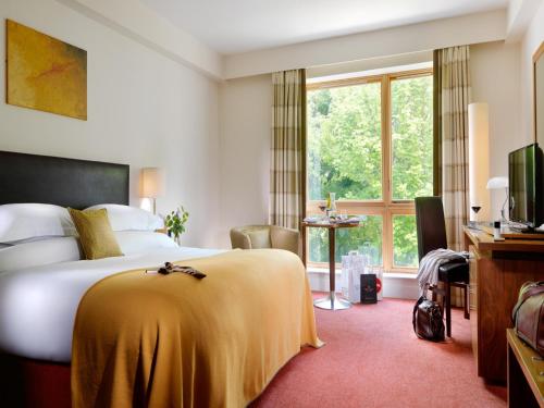 una camera d'albergo con letto e finestra di Manor West Hotel & Leisure Club a Tralee