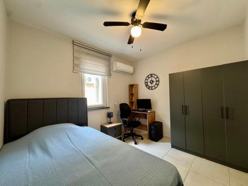 a bedroom with a bed and a ceiling fan at Villa Konakli in Konaklı