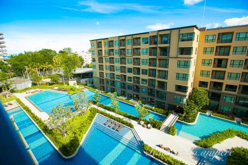 uma vista aérea de um complexo de apartamentos com duas piscinas em Raincondo Ampere em Cha Am