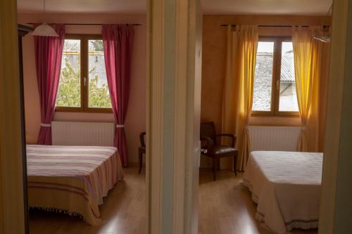 Een bed of bedden in een kamer bij Gîte des Louchardes