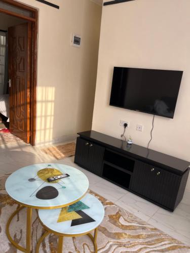 TV a/nebo společenská místnost v ubytování URBAN NEST HOMEs MACHAKOS