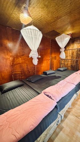 a bed in a room with two chandaliers at Akimebonphuresort in Ban San Pu Loei (2)