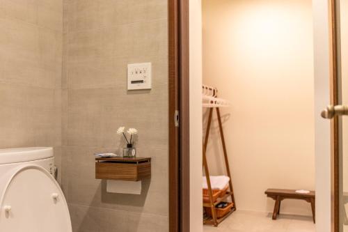 五結郷にある左鄰右舍 慢旅空間のバスルーム(白いトイレ付)