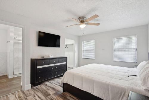 Postel nebo postele na pokoji v ubytování Spacious Palace Style Retreat!