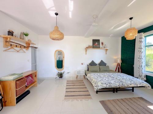 ein Schlafzimmer mit einem Bett und einer Couch in der Unterkunft Cottage Story Bir in Bir